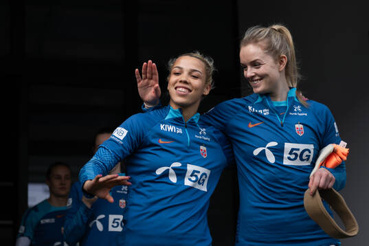 Celin Bizet Ildhusøy and goalkeeper Guro Pettersen of the
