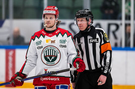 Frölundas Malte Strömwall och Domare Mikael Holm