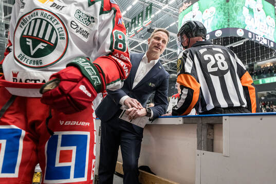 Frölundas tränare Roger Rönnberg och Domare Mikael Holm