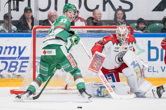 Rögles Albin Sundsvik och Frölundas målvakt Frans