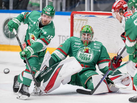 Rögles Simon Ryfors och målvakt Christoffer Rifalk