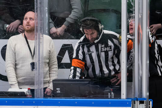Domare Mikael Sjöqvist och Mikael Holm med videogranskning