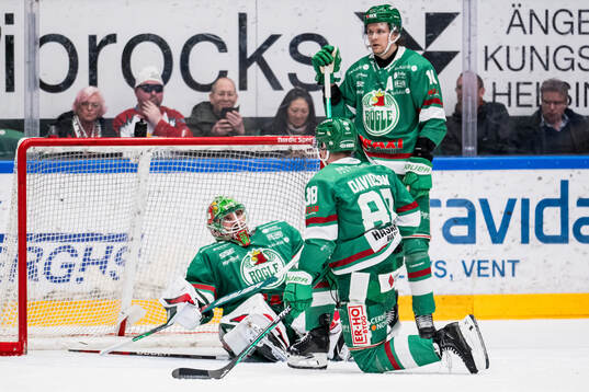 Rögles målvakt Christoffer Rifalk, Brandon Davidson och