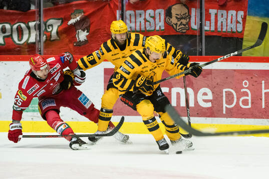 MoDos Sam Vigneault och Skellefteås Petter Granberg med