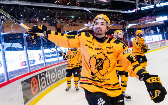 Skellefteås Dylan Sikura jublar