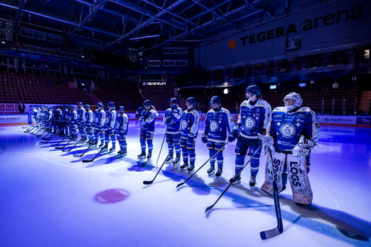 Leksands spelarna innan kvartsfinal ett i SDHL mellan