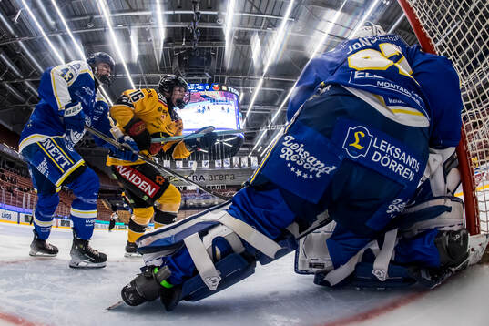 Leksands Aino Karppinen och Luleås Petra Nieminen framför