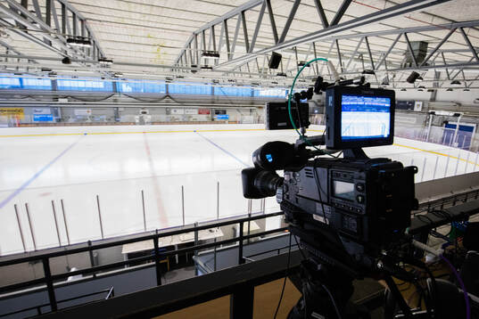 En TV-kamera i Stora Mossen ishall