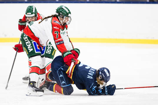 Frölundas Kaitlyn Yearwood och Djurgårdens Linda Vocetkova