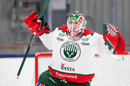Frölundas målvakt Stephanie Neatby jublar