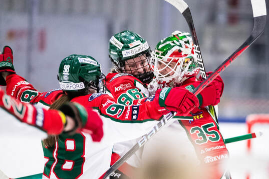 Frölundas målvakt Stephanie Neatby jublar med