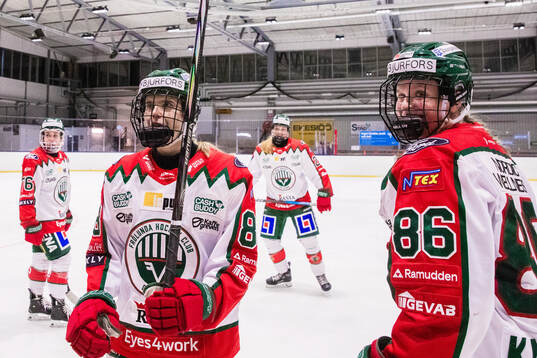 Frölundas Tilde Utbult och Tuva Kandell jublar