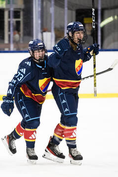 Djurgårdens Anneke Linser (h) jublar med Hana Haasova