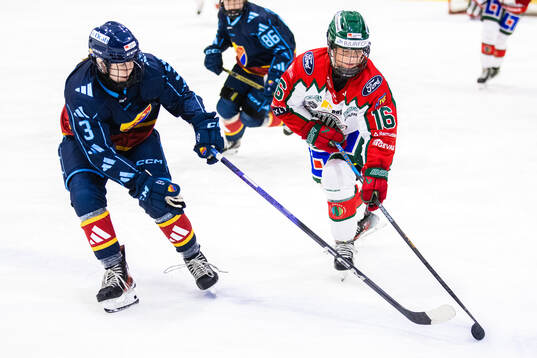 Djurgårdens Ellen Laurence och Frölundas Jennifer Carlsson