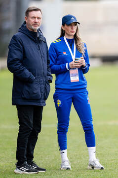 Head coach Peter Gerhardsson and Kosovare Asllani of Sweden