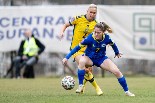 Jonna Andersson of Sweden and Dajana Spasojevic of Bosnia