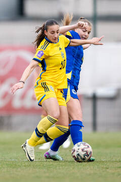 Rusul Rosa Kafaji of Sweden and Maja Jelcic of Bosnia and