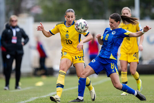 Rusul Rosa Kafaji of Sweden and Marija Aleksic of Bosnia