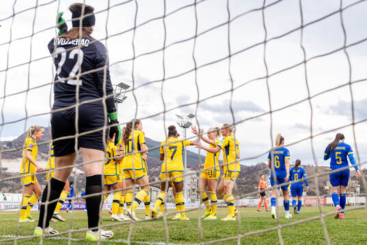 Players of Sweden celebrate the 0-1 by Madelen Janogy