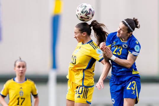 Rusul Rosa Kafaji of Sweden and Aida Hadžic of Bosnia and