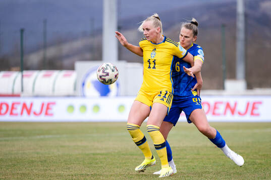 Stina Blackstenius of Sweden and Melisa Hasanbegovic of