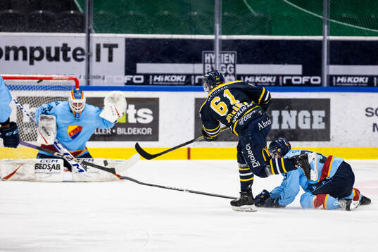 Södertäljes Miikka Pitkänen gör 1-1 målet