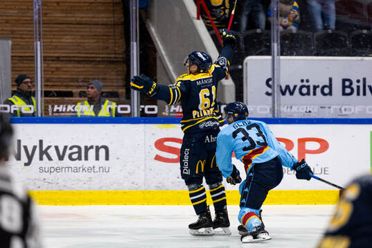 Södertäljes Miikka Pitkänen jublar 1-1 målet