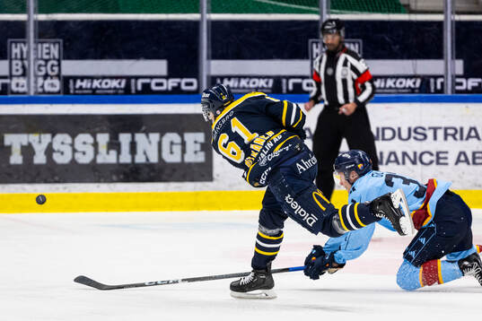 Södertäljes Miikka Pitkänen gör 1-1 målet