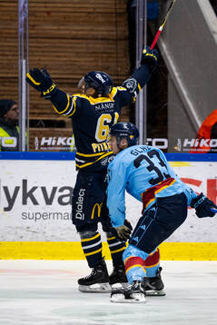 Södertäljes Miikka Pitkänen jublar 1-1 målet