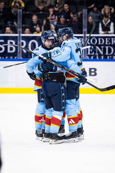 Djurgårdens Olle Liss jublar 1-0 målet med lagkamrater