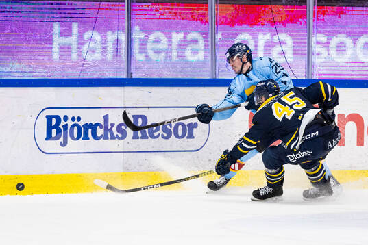 Djurgårdens Axel Andersson och Södertäljes Sebastian Dyk