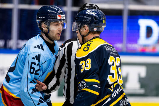 Bråk mellan Djurgårdens Wiktor Nilsson och Södertäljes