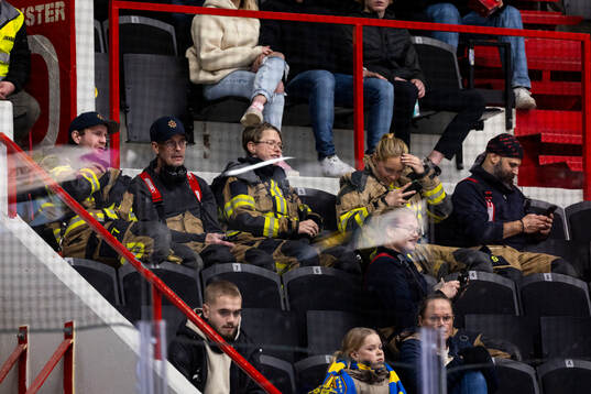 Brandkår sitter på läktaren