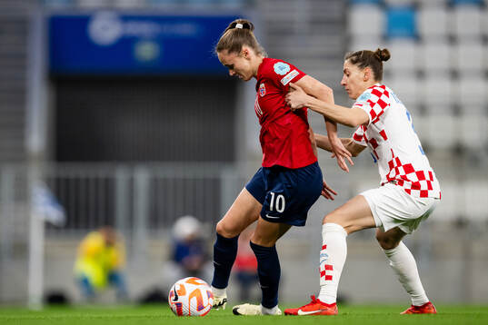 Caroline Graham Hansen of Norway and Ana Jelencic of Croatia