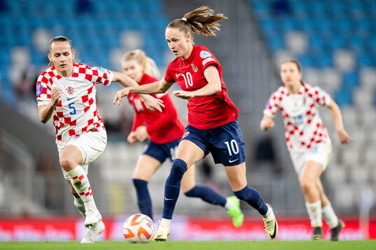 Kristina Nevrkla of Croatia and Caroline Graham Hansen of