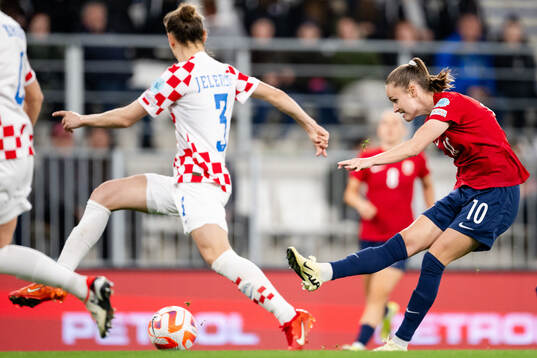 Caroline Graham Hansen of Norway scores the 0-2 goal