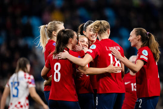 Players of Norway celebrate with Celin Bizet Ildhusøy