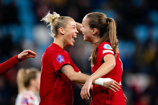 Celin Bizet Ildhusøy and Guro Reiten celebrate the 0-3 goal