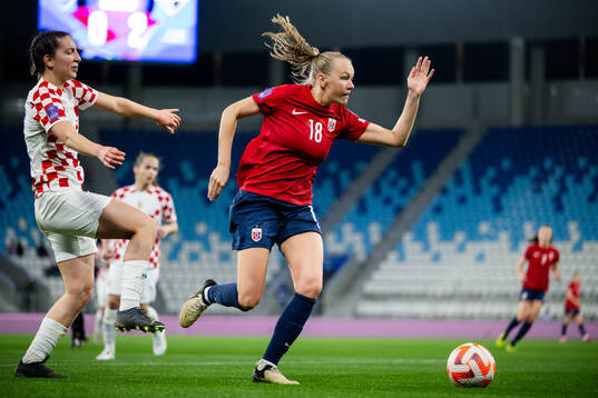 Lucija Domazet of Croatia and Frida Maanum of Norway