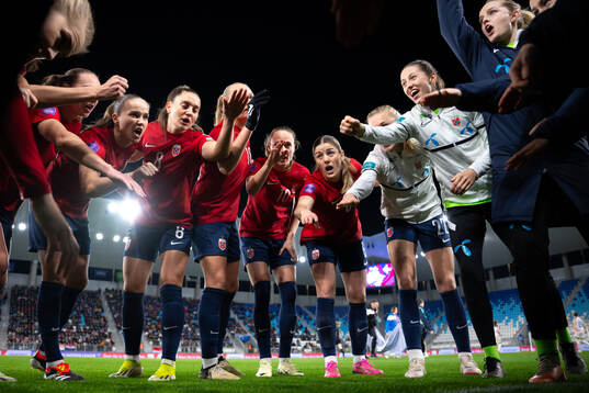 Maren Mjelde of Norway with teammates