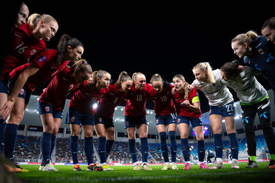 Maren Mjelde of Norway with teammates