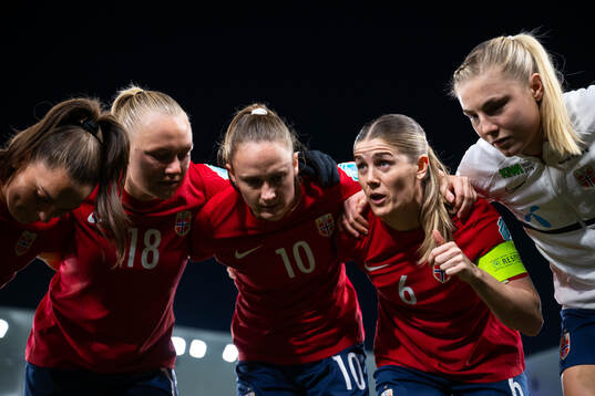 Maren Mjelde of Norway with teammates