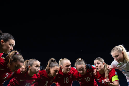 Maren Mjelde of Norway with teammates