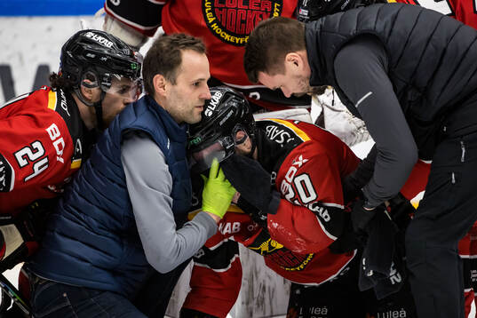 Luleås Jack Connolly har ont och får vård