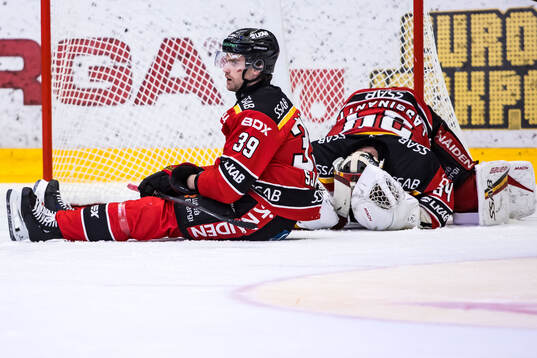 Luleås Pontus Själin och målvakt Joel Lassinantti deppar