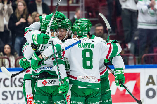 Rögles spelare jublar