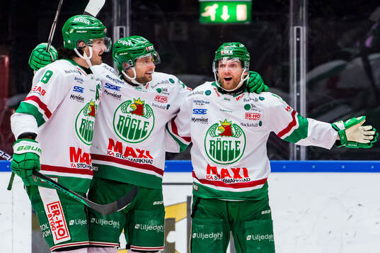 Rögles Simon Ryfors jublar med lagkamrater