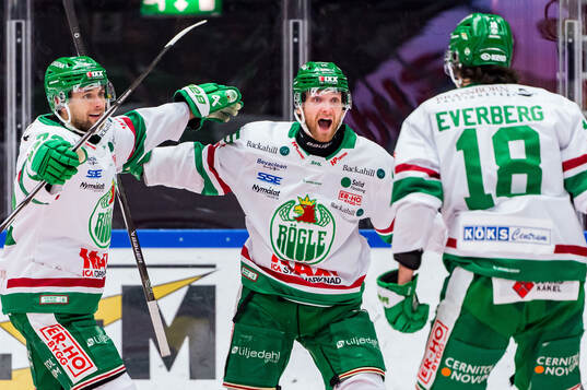 Rögles Simon Ryfors jublar med lagkamrater