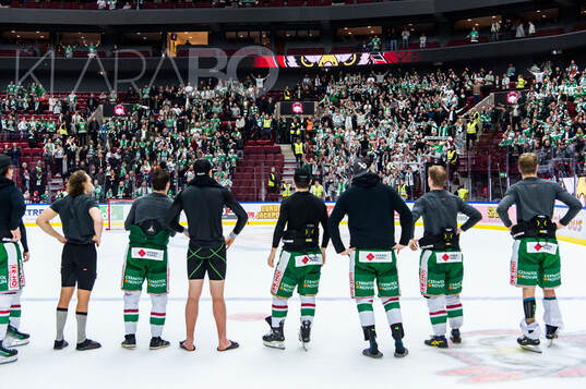 Rögles spelare jublar med supportrar