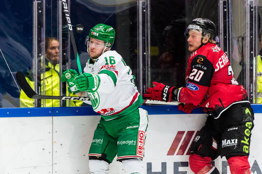 Rögles Valtteri Viljanen och Malmö Redhawks Thomas Berg